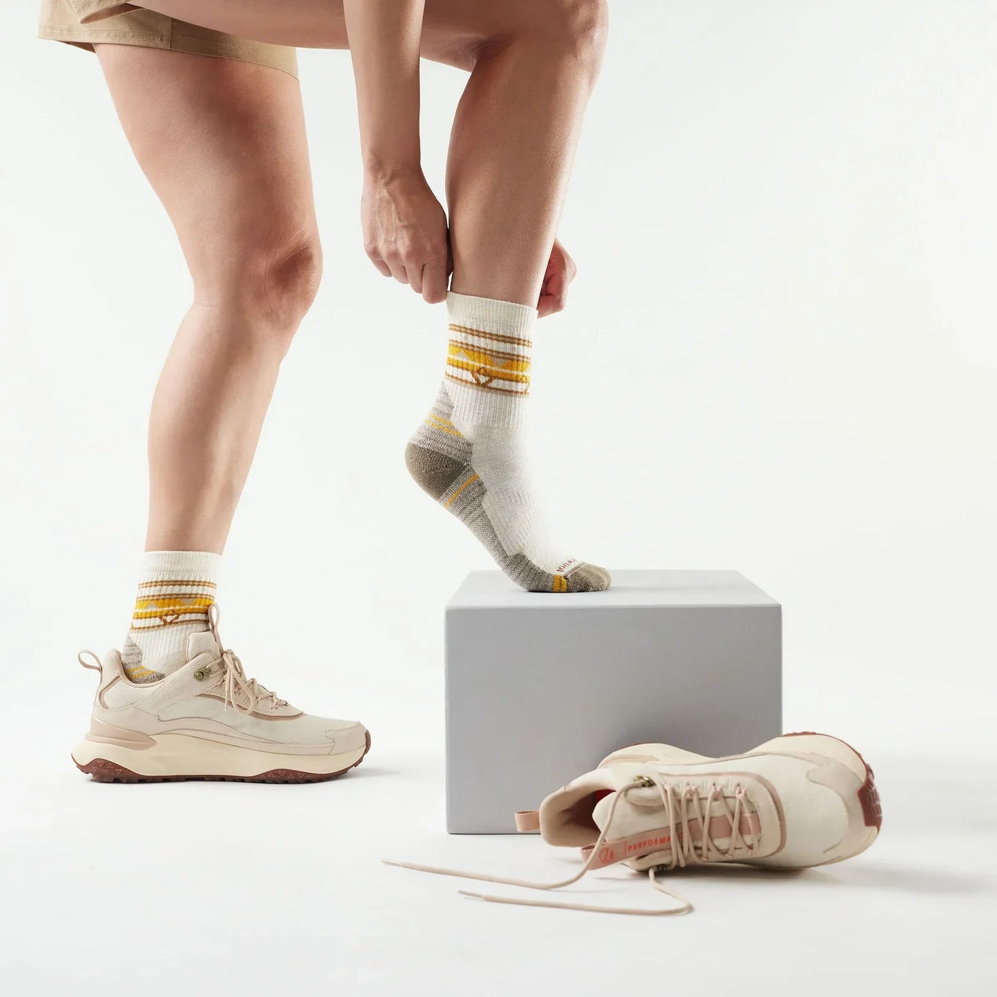 Smartwool - Women's Hike Light Cushion Zig Zag Valley Mid Crew Socks - Moonbeam