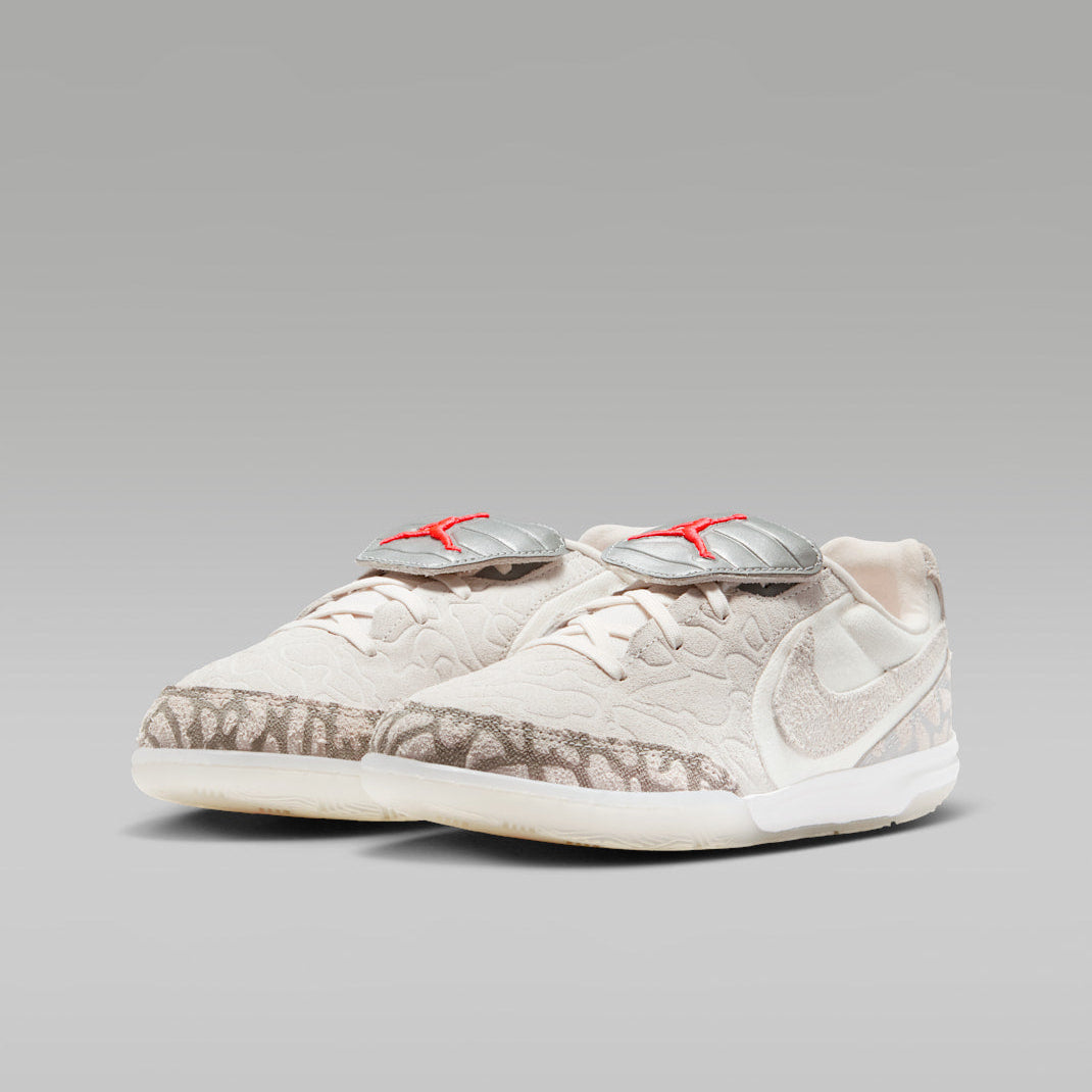 Nike Jr. Tiempo Streetgato Jordan SE Indoor/Court Low-Top Soccer Shoes